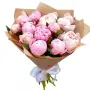 Букет из бело-розовых пионов