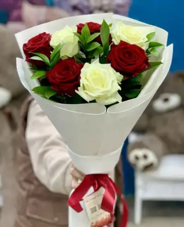 Букет из 7 красно белых роз